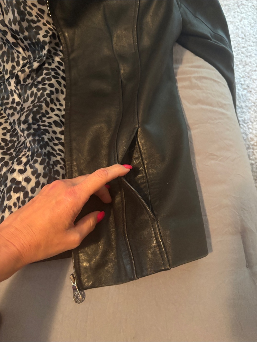 Jaclyn Smith Black Leather Jacket with Leopard-Print Lining - Picture 5 of 7